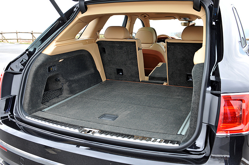 ラゲッジスペース容量は430L（荷物カバー格納時は590L）だが、リアシートの背もたれを6：4分割で前方に倒すことで拡大させることが可能。ラゲッジスペースには「ディバイダー」を標準装備し、後方にスライドして展開させると、簡易的なベンチとして利用できる