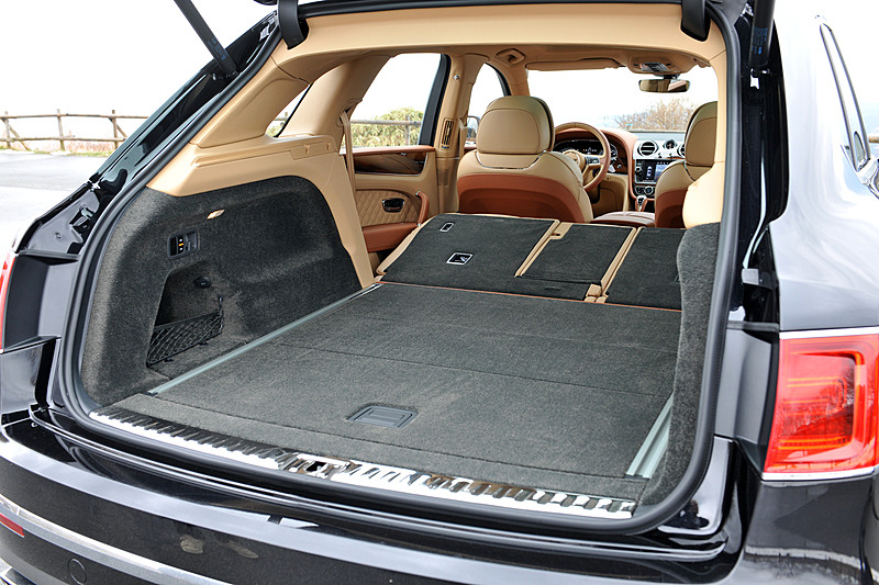 ラゲッジスペース容量は430L（荷物カバー格納時は590L）だが、リアシートの背もたれを6：4分割で前方に倒すことで拡大させることが可能。ラゲッジスペースには「ディバイダー」を標準装備し、後方にスライドして展開させると、簡易的なベンチとして利用できる