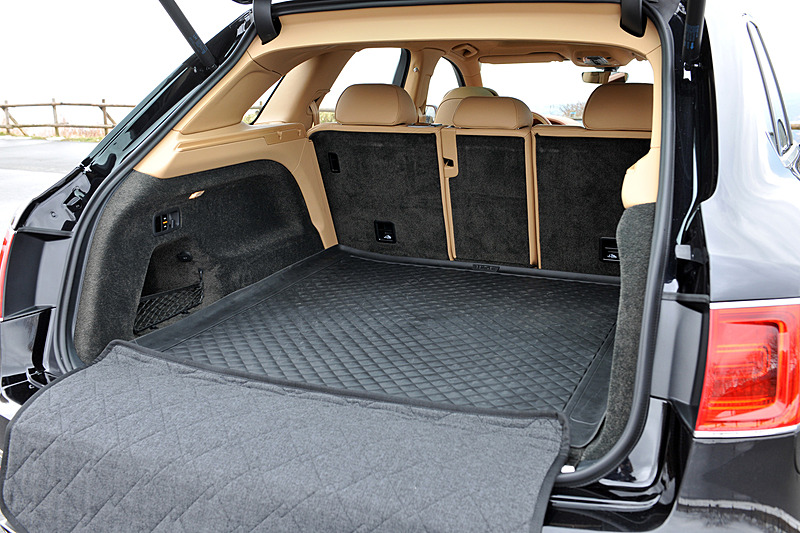 ラゲッジスペース容量は430L（荷物カバー格納時は590L）だが、リアシートの背もたれを6：4分割で前方に倒すことで拡大させることが可能。ラゲッジスペースには「ディバイダー」を標準装備し、後方にスライドして展開させると、簡易的なベンチとして利用できる