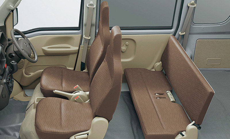 DX（ハイルーフ、2WD、5速AGS仕様)のインテリア