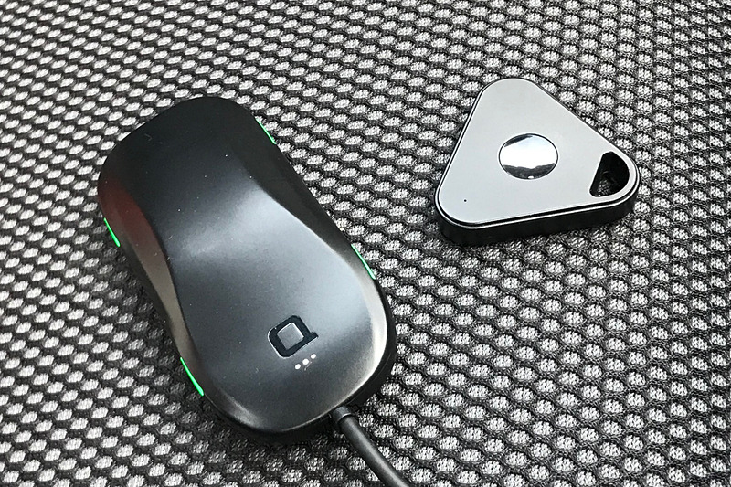 レシーバーの右にあるのがカギやクルマの駐車場所を知らせる充電可能なキーファインダー「ZUS Car Key Finder」（価格：3218円）