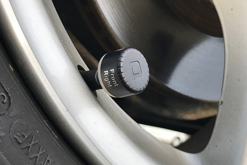 タイヤのエアバルブに取り付けた「ZUS Smart Tire Safety Monitor」のセンサー