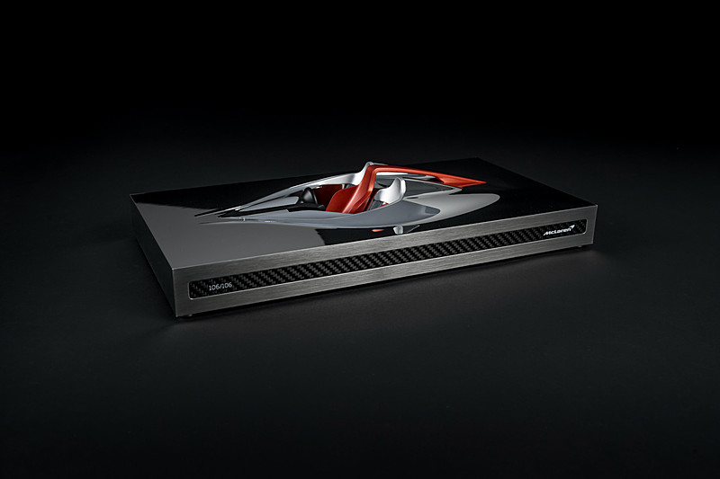 100時間以上の製作時間をかけて作られたスカルプチャー「スピード・フォーム」。Hyper-GTのインテリアを精密に再現したもので、1つひとつに番号が付けられた非売品とのこと