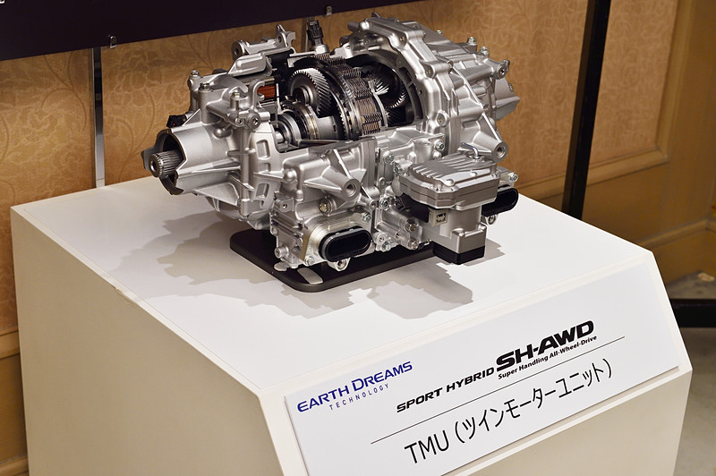 「スポーツ ハイブリッド SH-AWD」のリア側に使われている「TMU（ツインモーターユニット）。左右対称に配置したモーターをワンウェイクラッチ、減速機構などで接続し、左右のトルクを自在に配分する