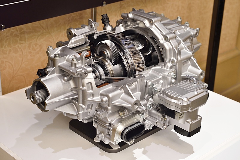 「スポーツ ハイブリッド SH-AWD」のリア側に使われている「TMU（ツインモーターユニット）。左右対称に配置したモーターをワンウェイクラッチ、減速機構などで接続し、左右のトルクを自在に配分する