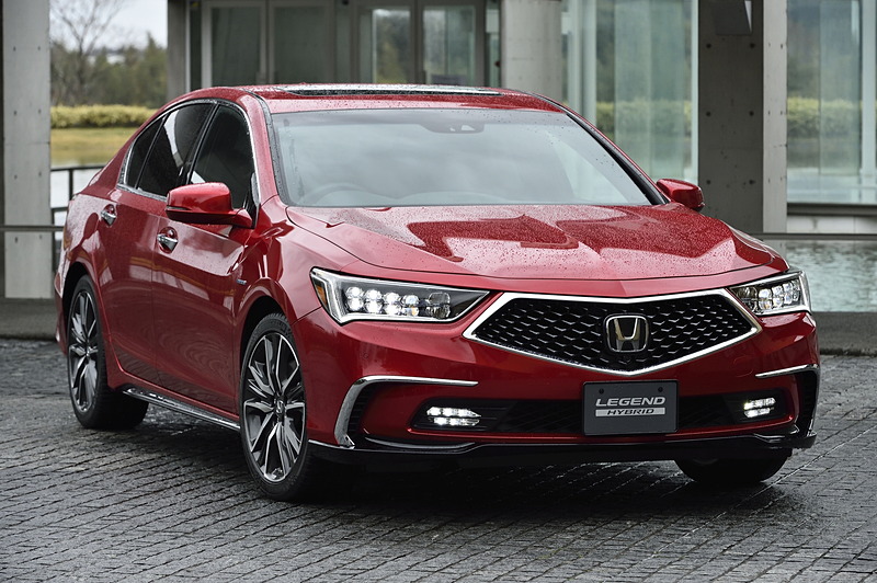 ボディカラーに新採用の「マジェスティックブラック・パール」（左。5万4000円高）、「プレミアムクリスタルレッド・メタリック」（中央。7万5600円高）、「オブシダンブルー・パール」（右）など6色を設定し、全8種類を設定する