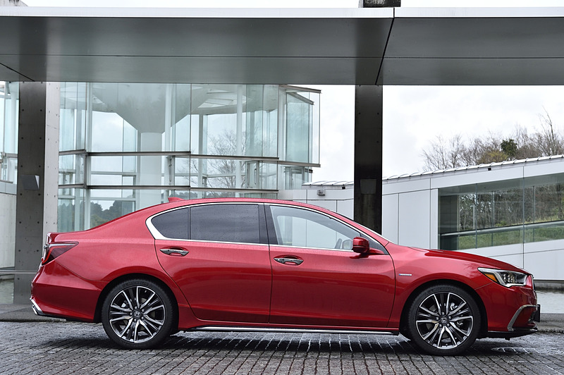 ボディサイズは5030×1890×1480mm（全長×全幅×全高）、ホイールベースは2850mm。車両重量は1990kg