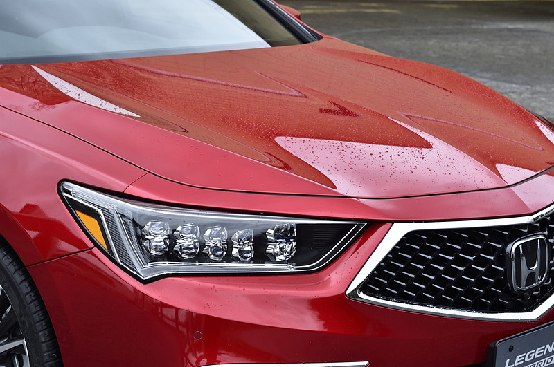 ボンネットも新しいラインが与えられた新形状に変更してエモーショナルな雰囲気を演出している