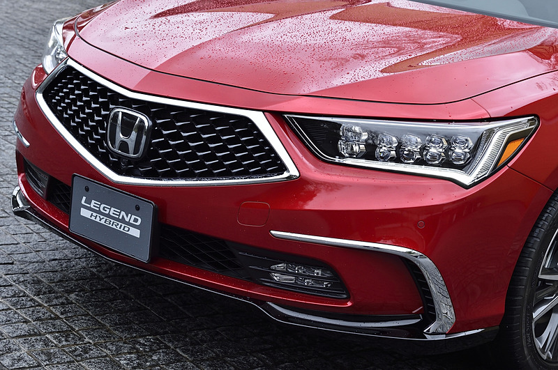 3D形状のフロントメッシュグリルを採用。宝石をイメージしたデザインの「ジュエルアイLEDヘッドライト」はライトユニット形状を改め、ウインカーとスモールランプをライン発光のスタイルに変更