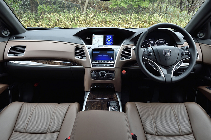 インパネは基本的な形状はそのままだが、シルバー加飾を変更して革の風合いを生かした室内空間としている