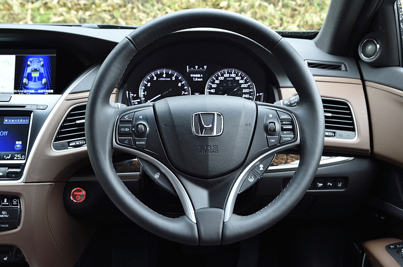 インパネは基本的な形状はそのままだが、シルバー加飾を変更して革の風合いを生かした室内空間としている