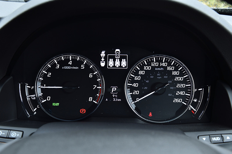 インパネは基本的な形状はそのままだが、シルバー加飾を変更して革の風合いを生かした室内空間としている