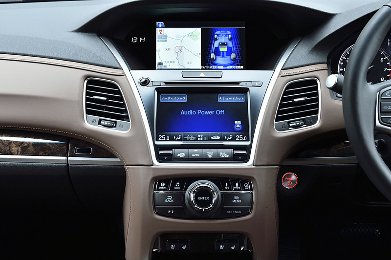 インパネ上段の8.0型ワイドVGAディスプレイはカーナビの地図表示、スポーツ ハイブリッド SH-AWDの作動状況などを表示。下段の7.0型タッチディスプレイはカーナビ、オーディオ、エアコン、ハンズフリーフォンなどを大型のアイコン表示で操作する「オンデマンド・マルチユース・ディスプレー」となっている