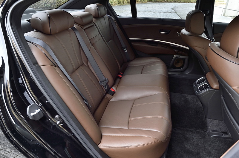 マイチェンで「タキシードをイメージした」という新しいシート形状に変更。フロントシートはシートバックのサイドサポートが大きくなり、多面体構成と縦基調パターンで座った人の体をしっかりと支える