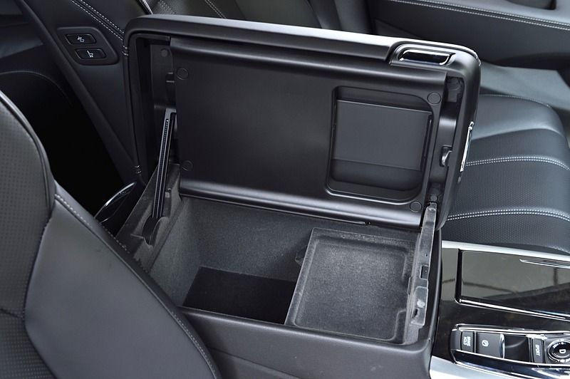 左右どちらからでも開けられ、後方にスライドさせることも可能な「スリーアクセスコンソール」。内部にUSBやHDMIなどの端子も備える