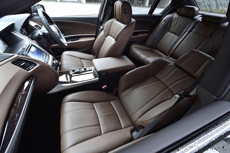 「ディープブラウン」内装のインテリア