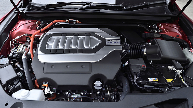 V型6気筒SOHC 3.5リッター直噴の「JNB」型エンジンは、最高出力231kW（314PS）/6500rpm、最大トルク371N･m（37.8kgf･m）/4700rpmを発生。前後3個のモーターによるアシストを加え、システム合計の最高出力は281kW（382PS）、最大トルクは463N･m（47.2kgf･m）となる