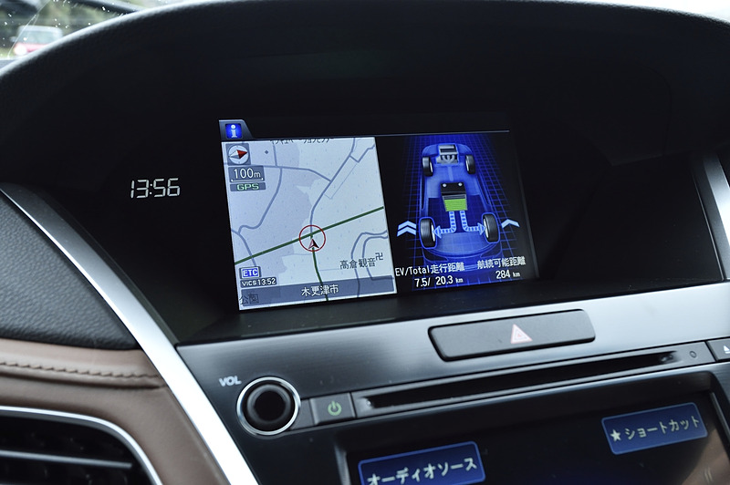 マイチェンでトルクベクタリングの制御を変更。従来はコーナーリング中にアクセルを踏み込んだときも回頭性を高めるため、イン側の後輪で回生発電によるブレーキングを行なっていたが、アクセル操作が行なわれた状態ではトルクベクタリング向けの制動は行なわない方向に見直し。より力強く加速するイメージを強調している