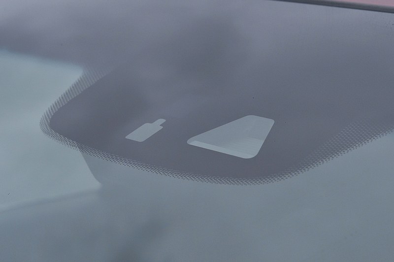 フロントグリル内のミリ波レーダーとフロントウィンドウの単眼カメラを組み合わせて使う「ホンダ センシング」では、新たにステアリング操作もアシストする「トラフィックジャムアシスト」を採用。高速道路などで単眼カメラで車線を認識し、走行レーンの中央を維持するようステアリングを制御する