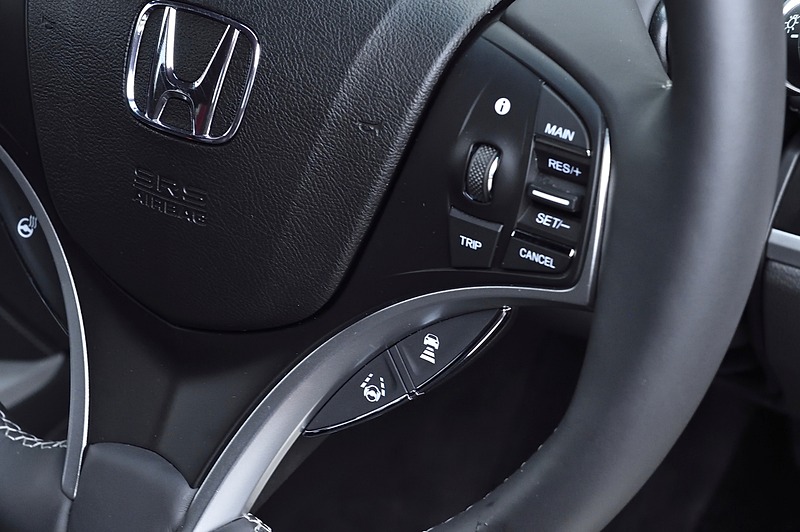 フロントグリル内のミリ波レーダーとフロントウィンドウの単眼カメラを組み合わせて使う「ホンダ センシング」では、新たにステアリング操作もアシストする「トラフィックジャムアシスト」を採用。高速道路などで単眼カメラで車線を認識し、走行レーンの中央を維持するようステアリングを制御する