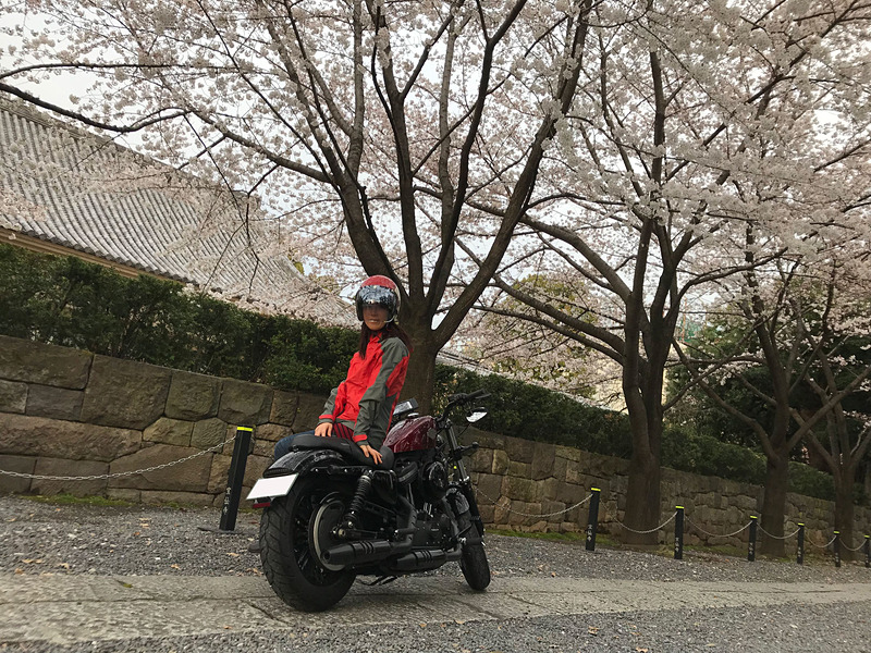 まるで私のバイクみたいな写真ですが（笑）、私は2輪免許を持っていないので今はタンデム専門です。でも、服装は2輪車用のブルゾン、長ズボンにブーツ、手には革グローブでしっかりガード。全身むき出しのバイクは、気軽な服装で乗れないところもオープンカーとは別物だなぁと感じます