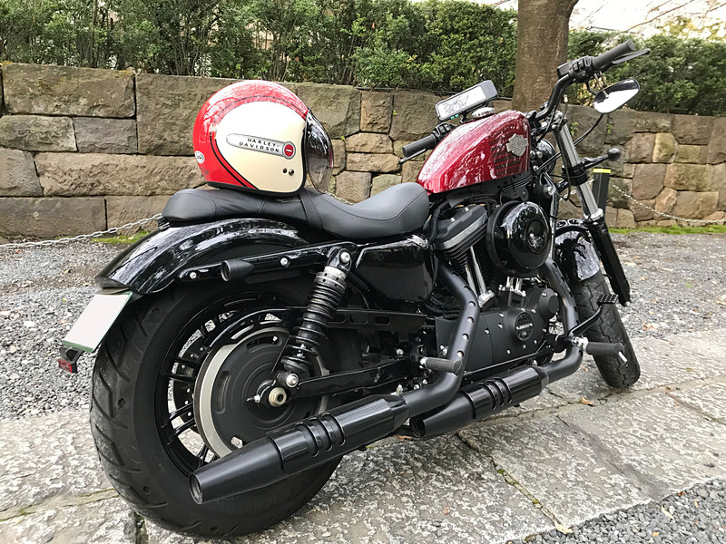 初めての2輪用ヘルメットは、もう20年近く4輪レース用を愛用している「アライ」ブランドにしました。見た目のデザインも大事だけど、命を預けるものは、やっぱり信頼できる製品を選びたいですよね