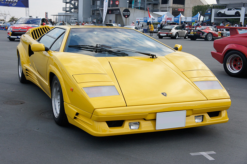 過去最多という40台以上のスーパーカーを展示