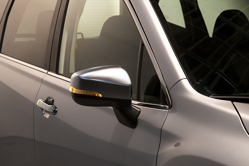 ドアミラーはシルバー塗装。LEDウインカーを内蔵するほか、曇り防止用のヒーターや「ブラインドスポットシグナル」用インジケーター、リバース時にミラーを下向きにする機能が備わる