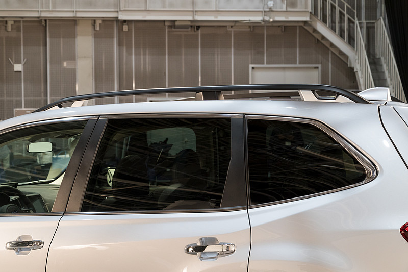 ルーフレールが標準。前後のタイダウンホール部がシルバーになるのもこのグレードの特徴