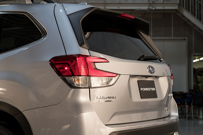 リアガーニッシュ（スバルバッヂが付く部分）はボディ同色に