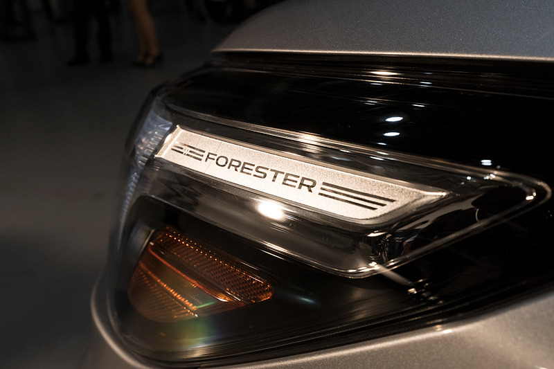 ヘッドライト側面に車名が入る