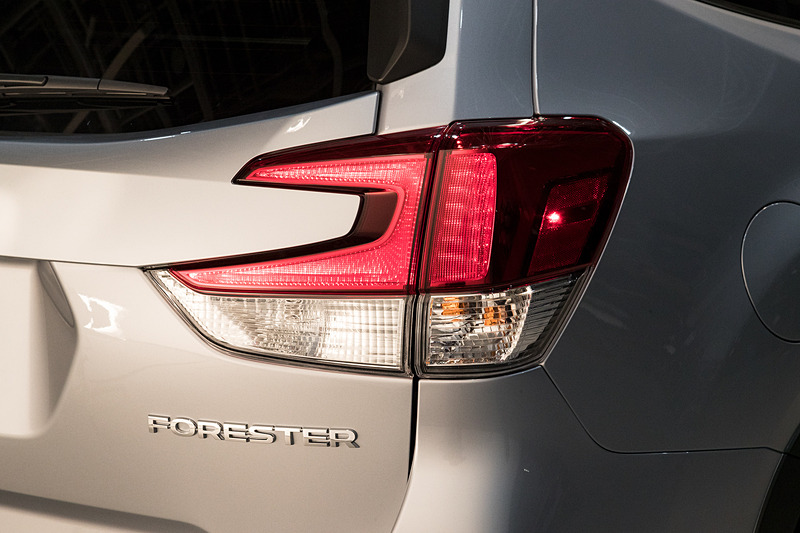 リアコンビランプとバッヂ。リアコンビランプはリアゲート側にも点灯部が設けられるようになった