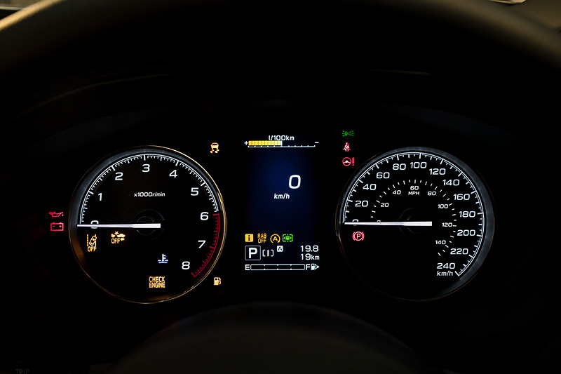 スピードメーター、タコメーターともに水平指針に