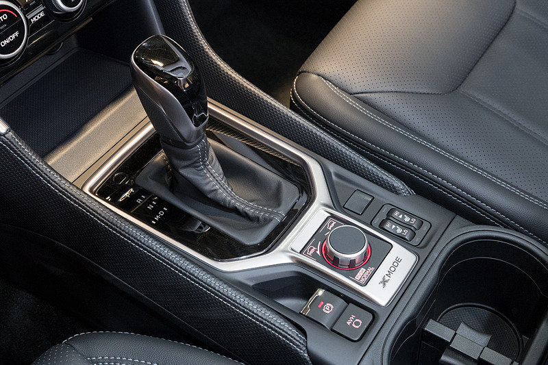 シフトレバー後方にX-MODEのダイヤルを装備。モード表示はピクトのみ