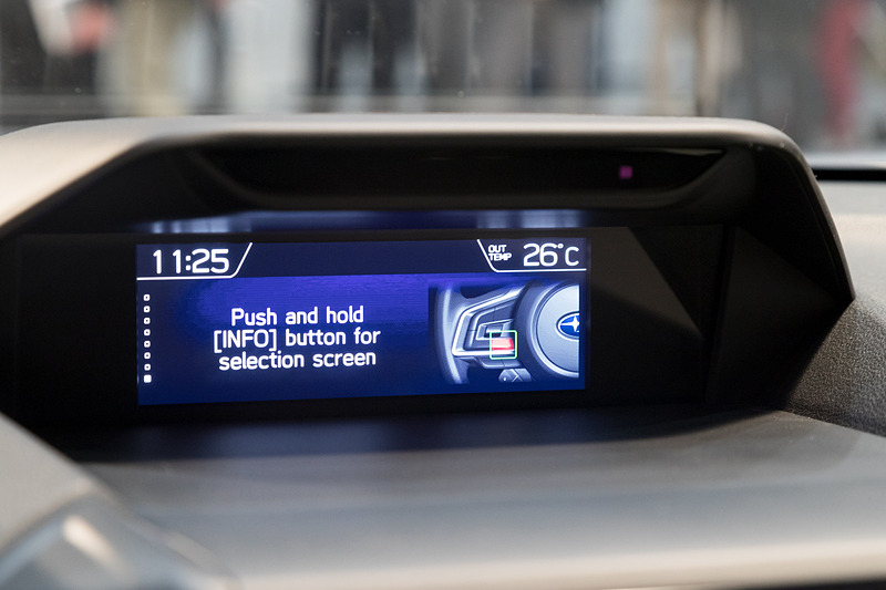 上部にドライバーモニタリングシステム用のカメラと赤外線照射部が備わる