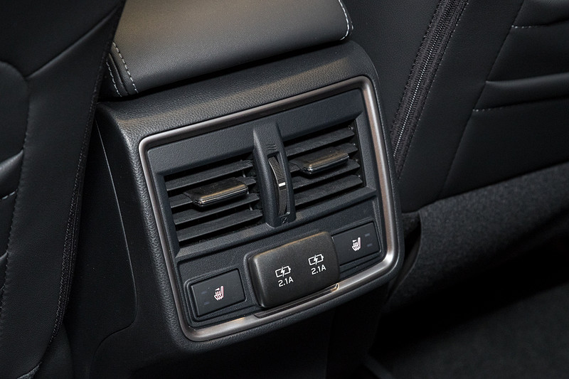 リアシートヒーターに加え、エアコンの吹き出し口を新設。2.1A対応のUSBポートも