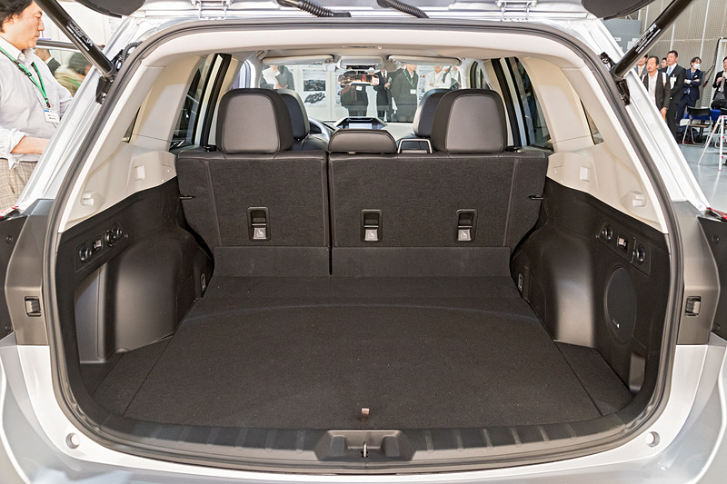 フック類が壁面に装着されるため荷室はフラット。荷室容量は505Lから520Lへと拡大