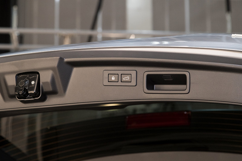 電動パワーゲートを装備。閉める動作と同時にロックも可能となった