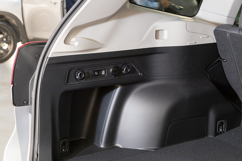 リアシートの前倒し用スイッチやDC12Vソケットを装備