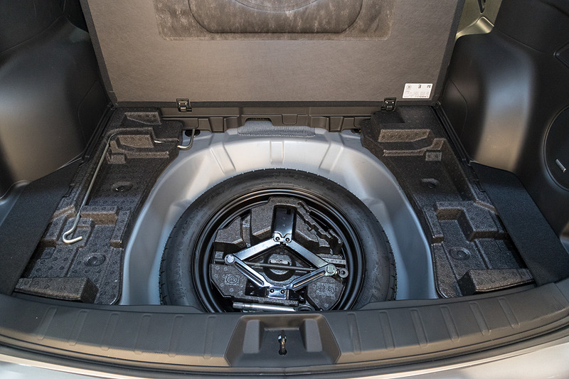 その下にはスペアタイヤが収まる