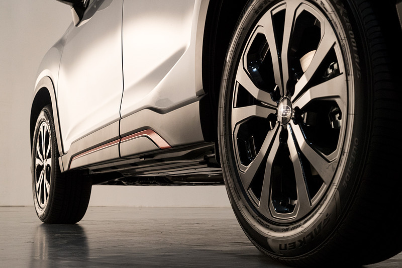 ブラックアウトされたグリルが精悍な印象。随所にオレンジのアクセントが入る