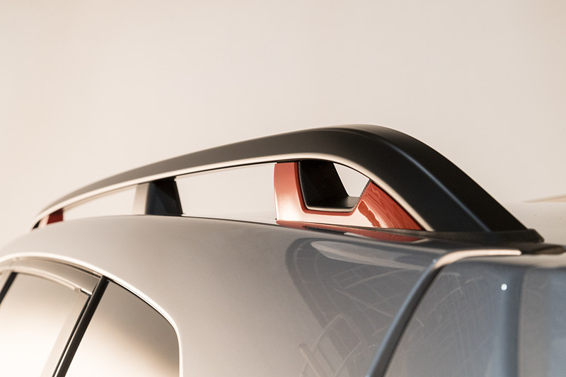 ブラックアウトされたグリルが精悍な印象。随所にオレンジのアクセントが入る