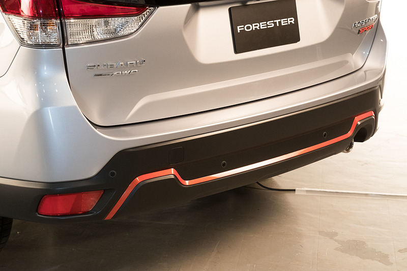 ブラックアウトされたグリルが精悍な印象。随所にオレンジのアクセントが入る