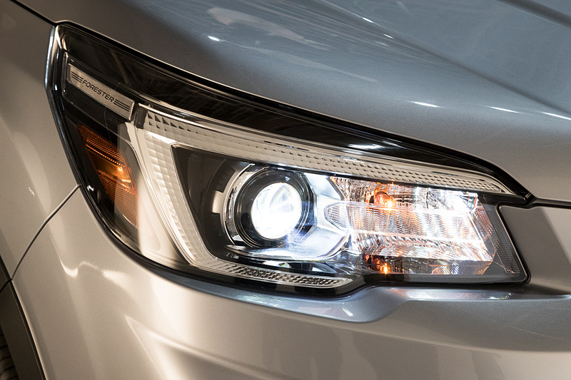 カナダ仕様のため造形や点灯パターンが異なるヘッドライト