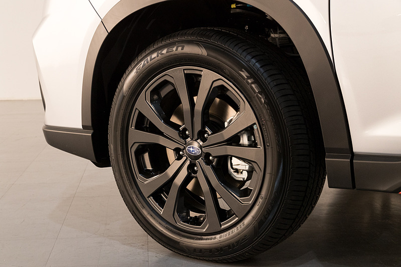 ダークメタリック塗装の専用18インチアルミホイール。タイヤサイズは225/55 R18