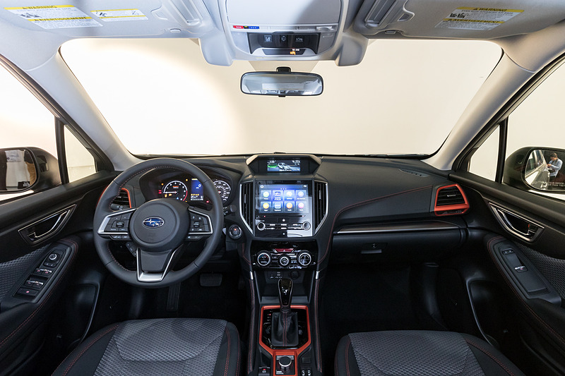 インテリアにもオレンジの差し色を配置。8インチのマルチメディアナビゲーションはオプション