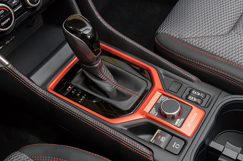 シフトまわり。X-MODEのパネル部にはピクトに加えて文字も入っている