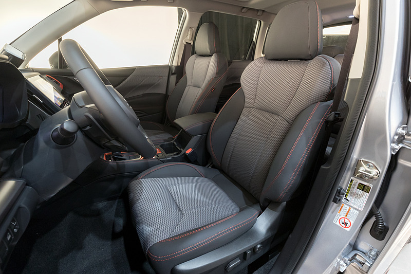 オレンジ色のシートステッチを採用