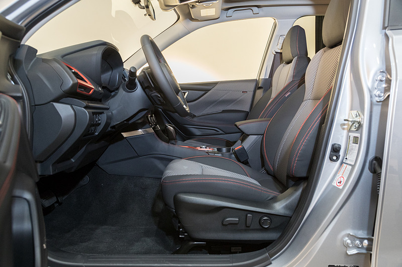 運転席は10ウェイのパワーシート