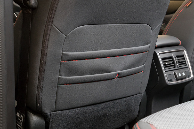 フロントシートのシートバックにはスマートフォンなどの収納ポケットを用意